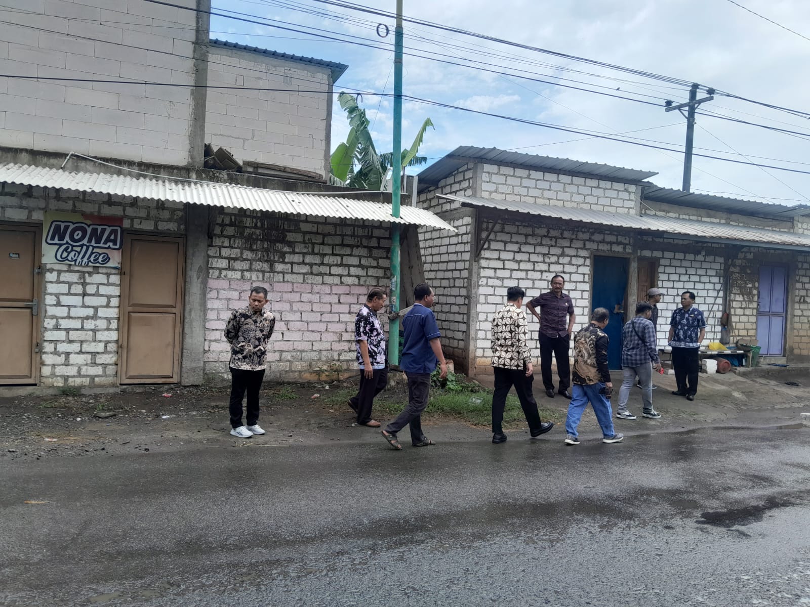 TEGAS: Anggota Komisi A DPRD Pati saat melakukan sidak di bangunan liar di Desa Margomulyo, Kecamatan Tayu, beberapa waktu yang lalu. (DOK KOMISI A DPRD PATI)