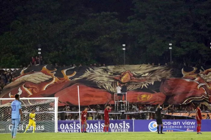 KREATIF: Suporter Persijap Jepara menampilkan koreo saat Persijap bertanding di Stadion GBK Jepara kemarin.