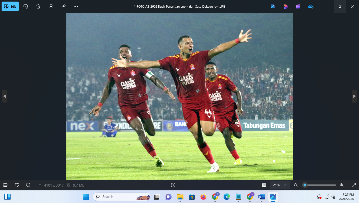 KEMBALI KE ASAL: Penggawa Persijap Jepara Leo Lelis berselebrasi usai mencetak gol ke gawang PSPS Pekanbaru dalam babak play off promosi di Stadion GBK Jepara. (MOH. NUR SYAHRI MUHARROM/RADAR PATI)