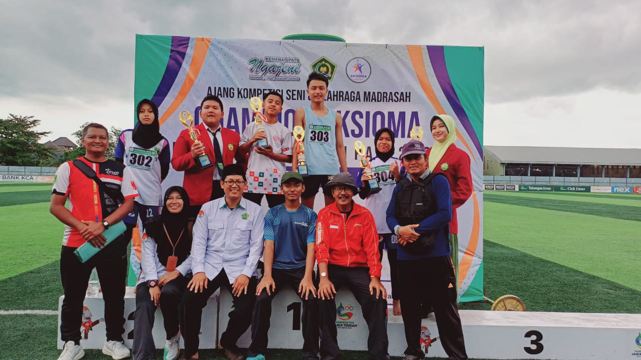 BANGGA: Guru dan Murid MTsN 1 Pati foto bareng saat kompetisi Aksioma di Stadion Joyokusumo Pati belum lama ini.