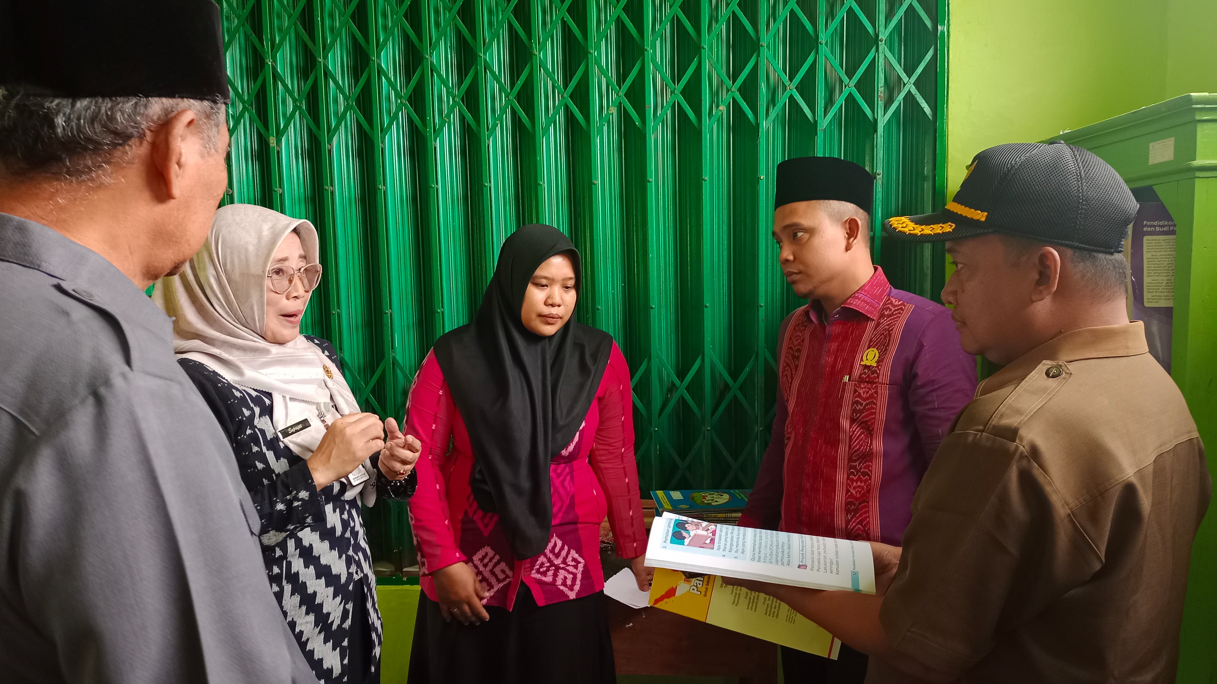 TINJAU: Ketua Komisi C DPRD Kabupaten Jepara Nur Hidayat lakukan monitoring di salah satu sekolah di Kecamatan Keling baru-baru ini.