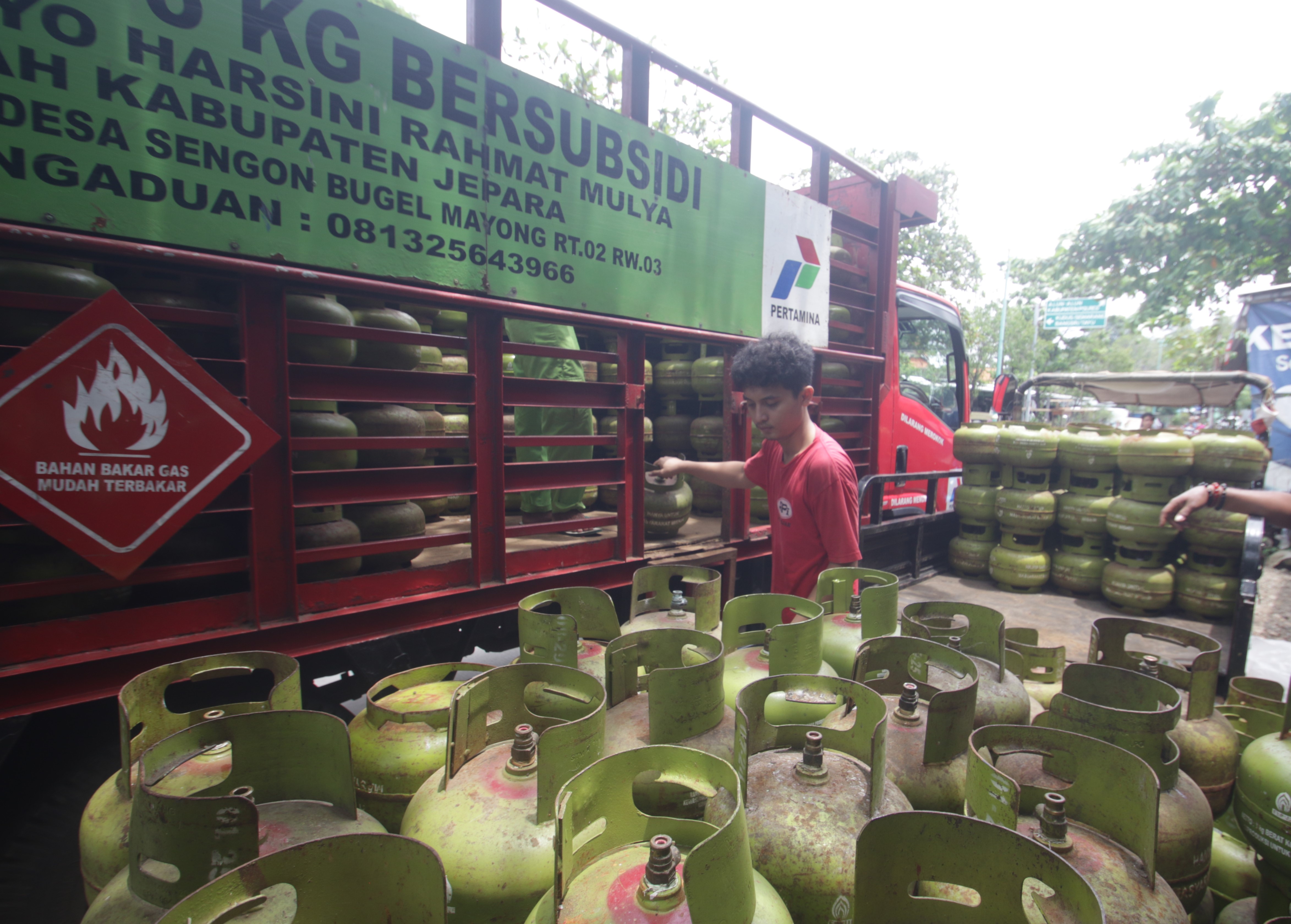 LIHAT SIKON: Petugas menata tumpukan elpiji 3 kilogram di salah satu pangkalan beberapa waktu lalu.
