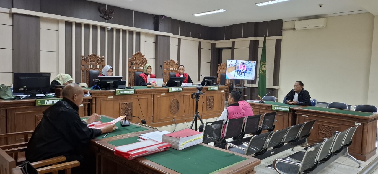 DENGARKAN REPLIK: Dua terdakwa kasus dugaan korupsi pembangunan SD N 2 Sumurgede, Kecamatan Godong Tahun 2021 di PN Tipikor Semarang. (KEJARI GROBOGAN FOR RADAR PATI)
