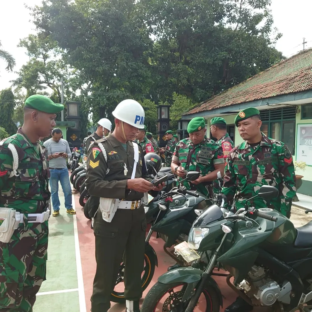 AMAN: Petugas mengecek kendaraan dinas prajurit Kodim 0719/Jepara kemarin.