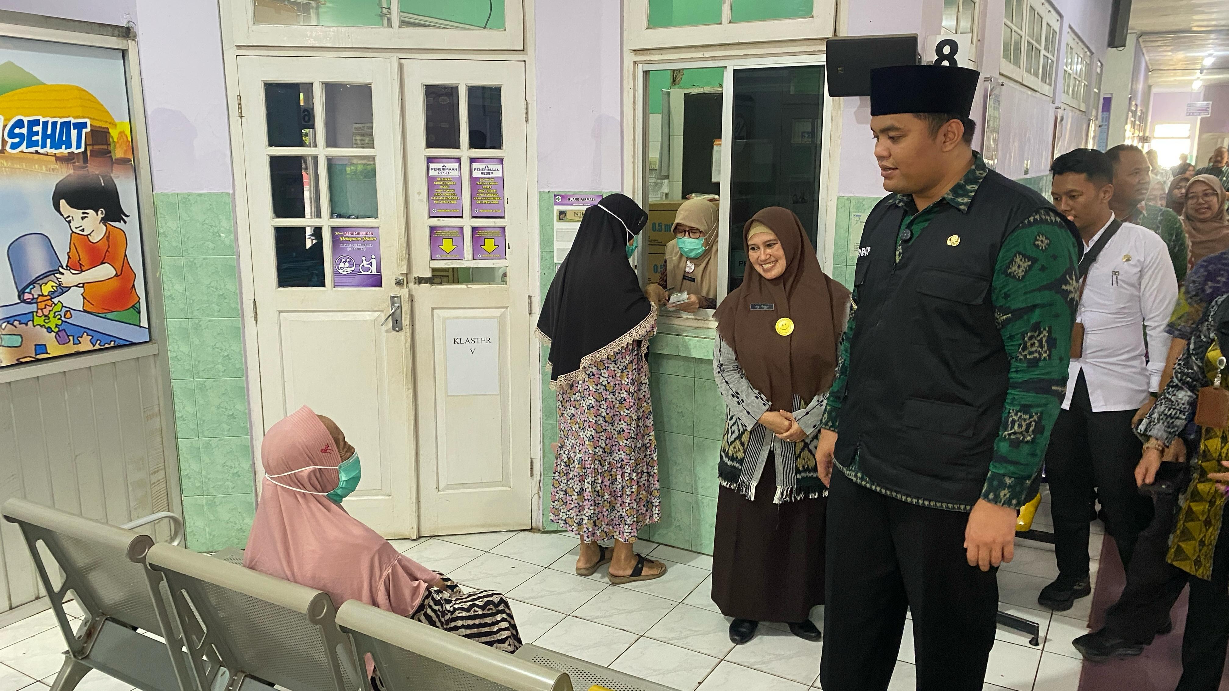 SAFARI: Wakil Bupati Jepara M. Ibnu Hajar mengecek pelayanan Puskesmas Jepara kemarin.