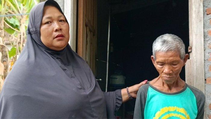 SEDIH: Juminah (kanan) ditemani tetangganya Musrifah ketika menceritakan bahwa uangnya hilang digondol maling. (TRIBUNJATENG/FACHRI)
