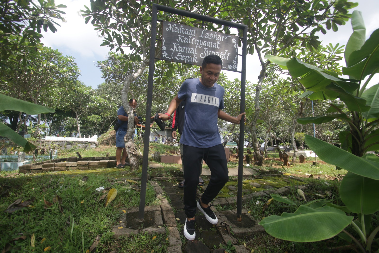 Pelatih Kiper Persijap Jepara Iman Suherman usai mengunjungi makam legenda Persijap Jepara Kamal Junaidi. (MOH NUR SYAHRI MUHAROM/RADAR KUDUS)