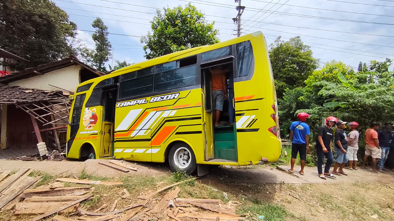 Bus jurusan Jepara - Pati menabrak sebuah rumah di jembatan Waturoyo, Kecamatan Margoyoso, Pati. (ACHMAD ULIL ALBAB/RADAR KUDUS)