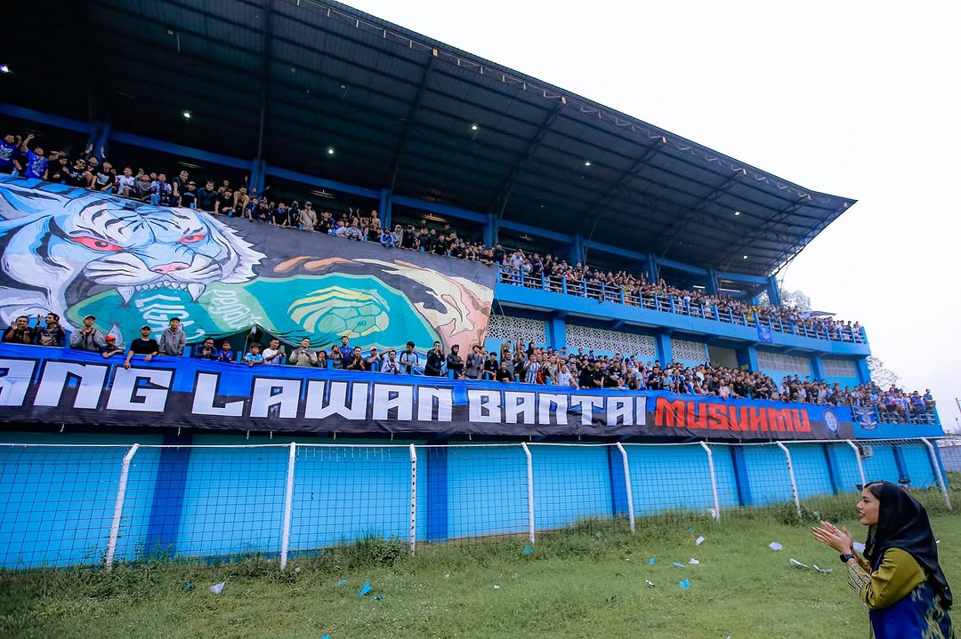 BERI DUKUNGAN: Wabup Bellinda Birton menyapa suporter Persiku di Stadion Wergu Wetan. (ANNAM UNTUK RADAR PATI)   &nbsp;