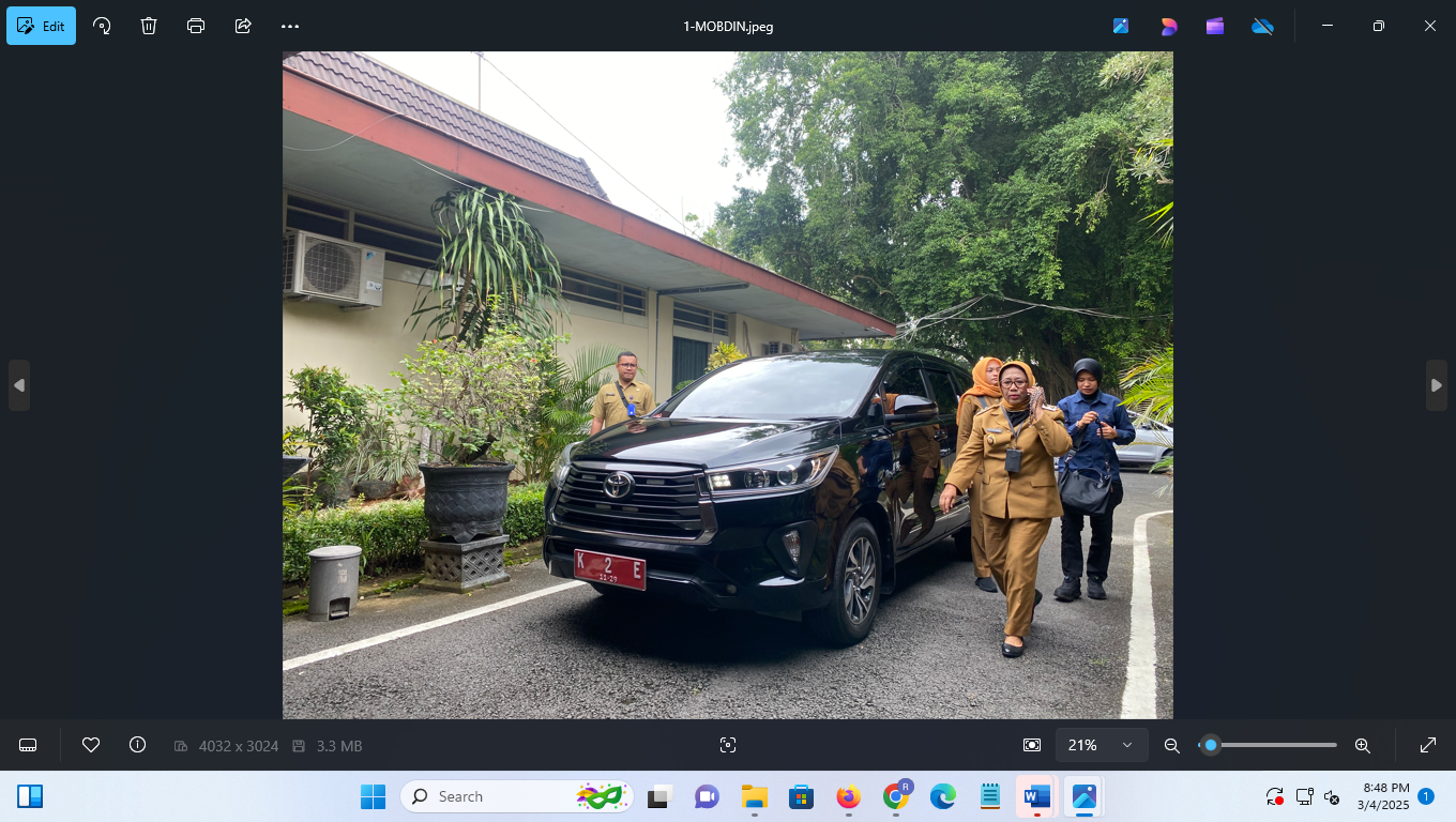 TIDAK BARU: Wakil Bupati Blora Sri Setyorini turun dari mobil dinas saat hendak mengikuti rapat koordinasi POK di Pendapa Rumah Dinas Bupati Blora. (ARIF FAKHRIAN KHALIM/RADAR PATI)