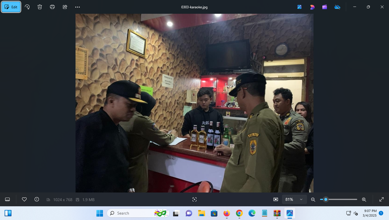 DIDATANGI: Satpol PP Pati memeriksa salah satu tempat hiburan malam di Pati belum lama ini.  (ANDRE FAIDHIL FALAH/RADAR PATI)