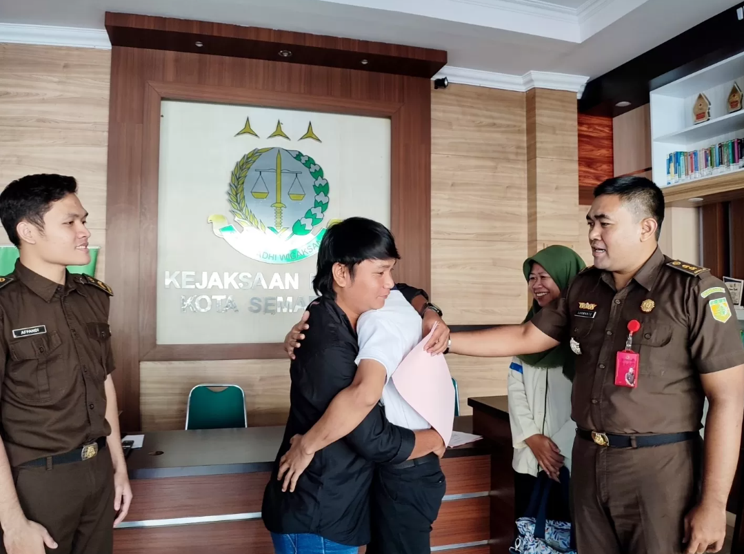 Tersangka Debi (baju hitam) dan korban Fadhil (baju putih) saat berpelukan usai berdamai, Selasa (4/3/2025). (IDA FADILAH/RadarPati.ID)