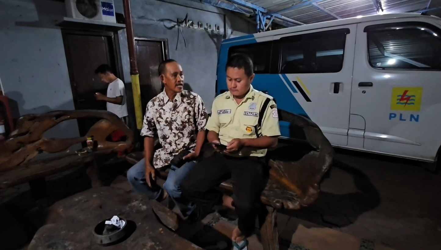 Warga Desa Ketitangwetan, Batangan mendatangi kantor PLN Juwana untuk melapor listrik padam tadi malam Senin (3/3). (ANDRE F/RADAR KUDUS)