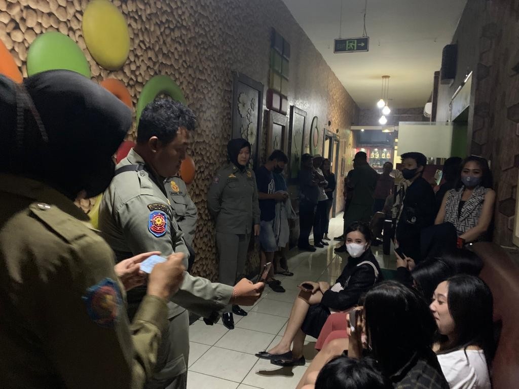 DIGREBEK: Satpol PP Pati merazia salah satu tempat hiburan di Pati belum lama ini. (SATPOL PP FOR RADAR PATI)   &nbsp;
