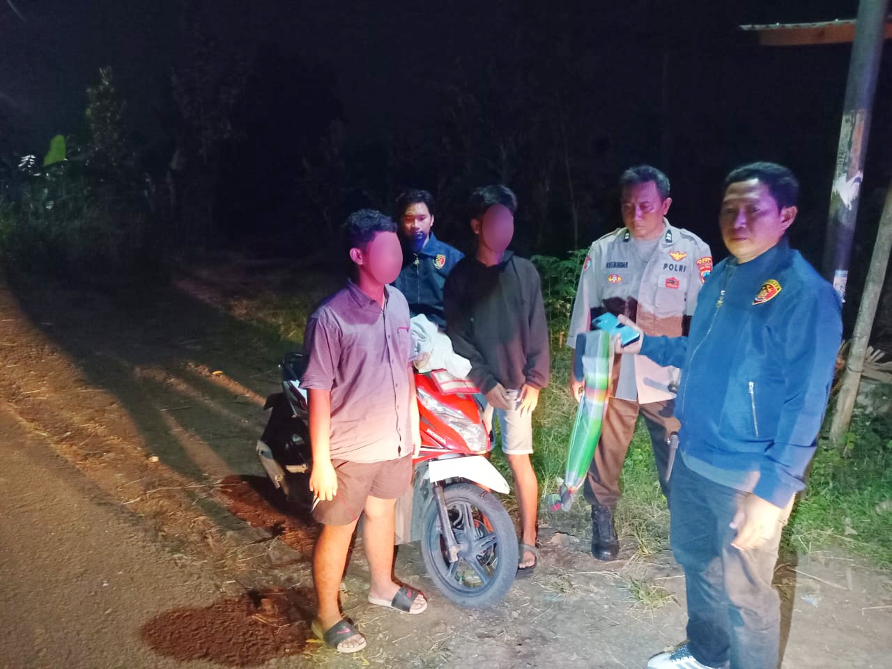 DIHADANG: Dua remaja asal Tayu dicegat polisi di Jalan Raya Dukuh Kereppare, Desa Tamansari, Tlogowungu pada Kamis dini hari. (HUMASRESTA PATI UNTUK RADAR PATI)  &nbsp;