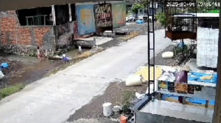 NYUNGSRUK: Terlihat dari rekaman CCTV seorang balita terperosok kedalam got. (TANGKAPAN LAYAR CCTV)