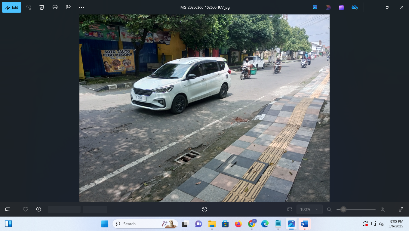 TANPA ANGGARAN: Pengendara melintas di ruas Jalan Supriyadi yang kerap tergenang banjir saat hujan turun dengan intensitas tinggi.  (ACHMAD ULIL ALBAB/RADAR PATI)