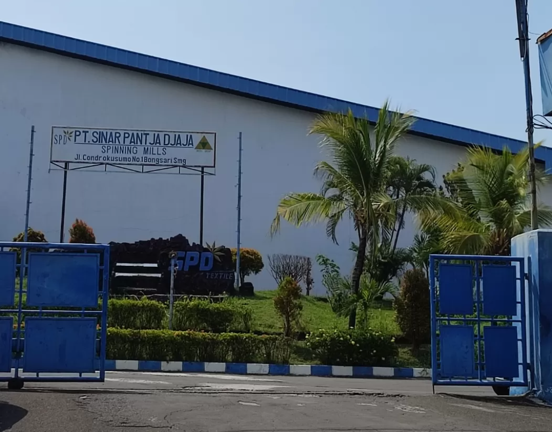 PAILIT : Kondisi PT Sinar Pantja Djaya di Semarang Barat yang diputus pailit Pengadilan Niaga Semarang. (IDA FADILAH/RadarPati.ID)