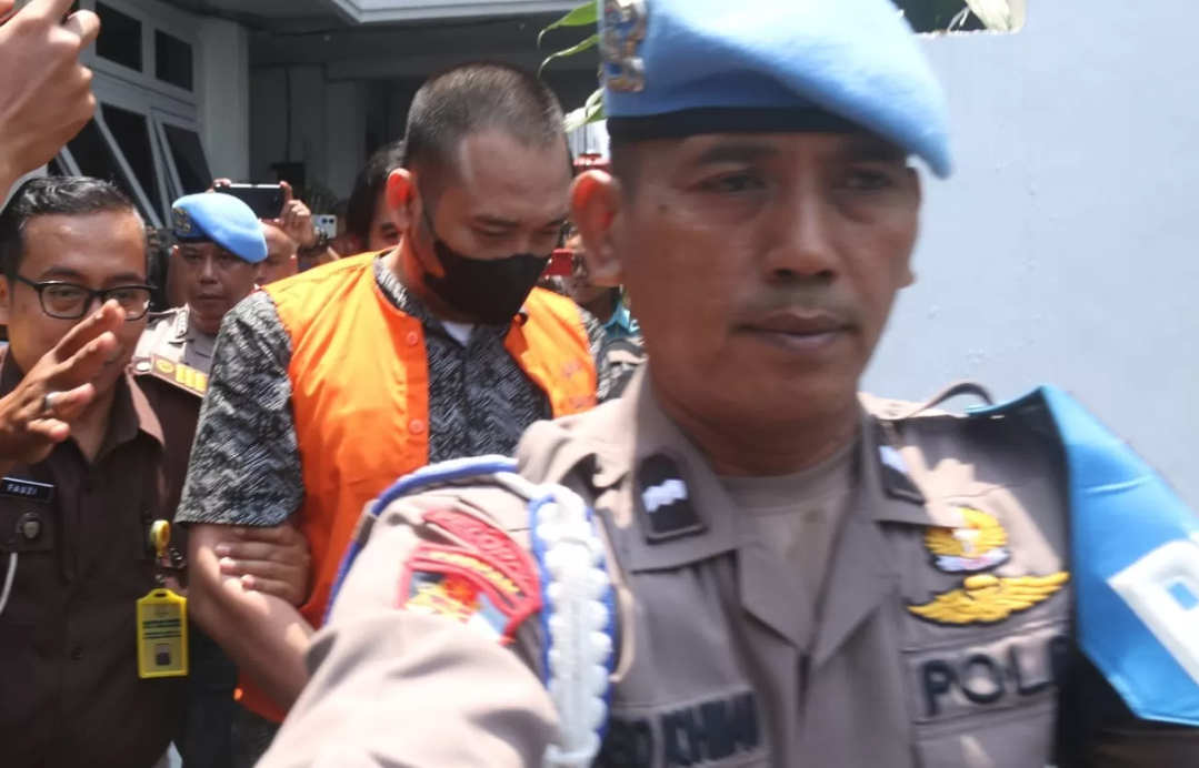 Tersangka Aipda Robig Zaenudin saat digelandang ke Rutan Kelas I Semarang usai tahap II di Kejari Kota Semarang, Kamis (6/3/2025). (NUR CHAMIM/RadarPati.ID)