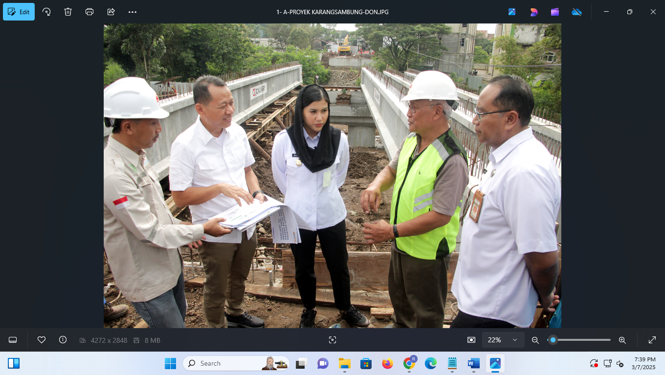 TILIK PROYEK: Bupati Kudus Sam&rsquo;ani Intakoris dan Wabub Belinda melihat proyek pekerjaan Jembatan Karangsambung Bae (7/3). DONNY SETYAWAN/ RADAR PATI)