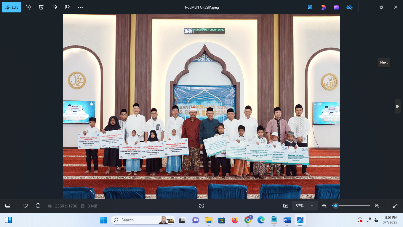 INDAHNYA BERBAGI: PT Semen Gresik menggelar santunan dan buka bersama dengan ratusan anak yatim piatu di Masjid Al-Hikam Pabrik Rembang pada Selasa (4/3) lalu. (SEMEN GRESIK UNTUK RADAR PATI)