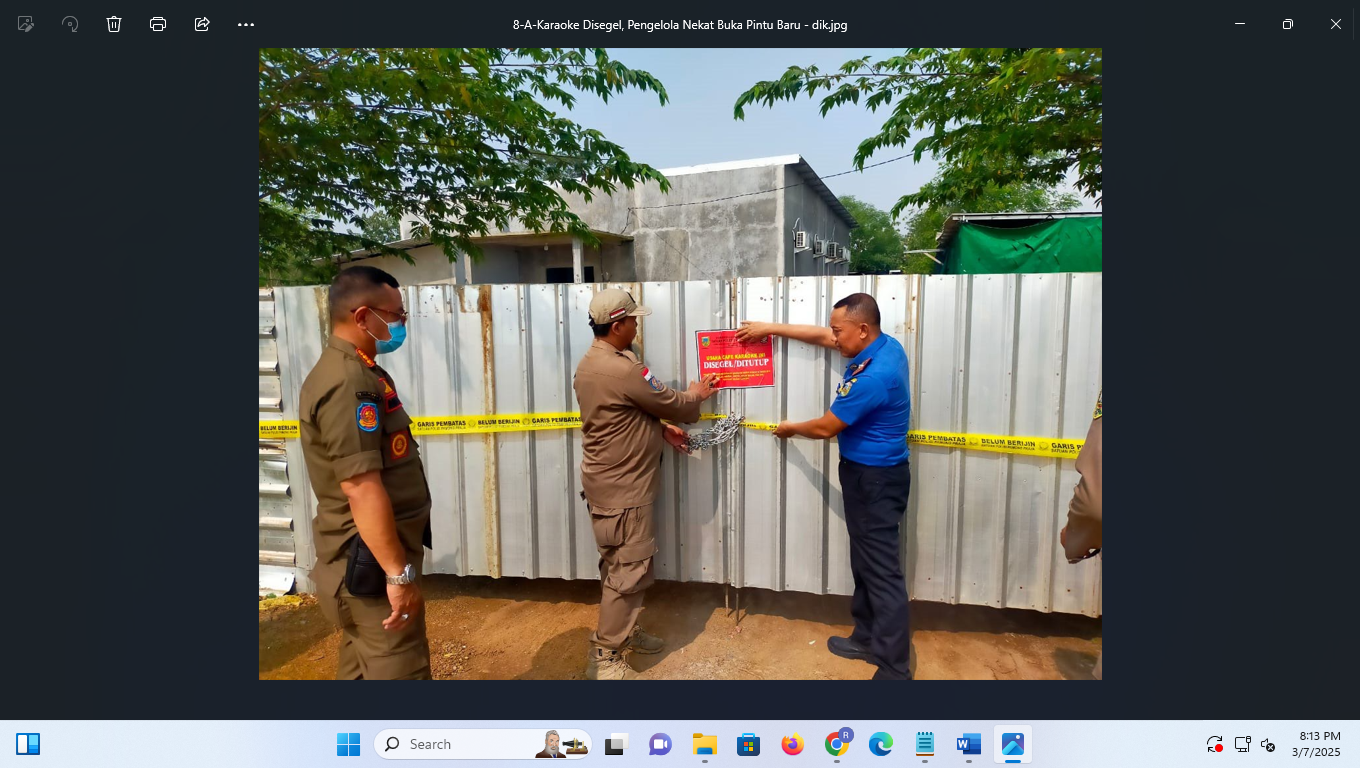 TEMPAT HIBURAN BANDEL: Salah satu tempat karaoke di Kudus yang berhasil disegel oleh Satpol PP (7/3). (SATPOL PP UNTUK RADAR PATI)