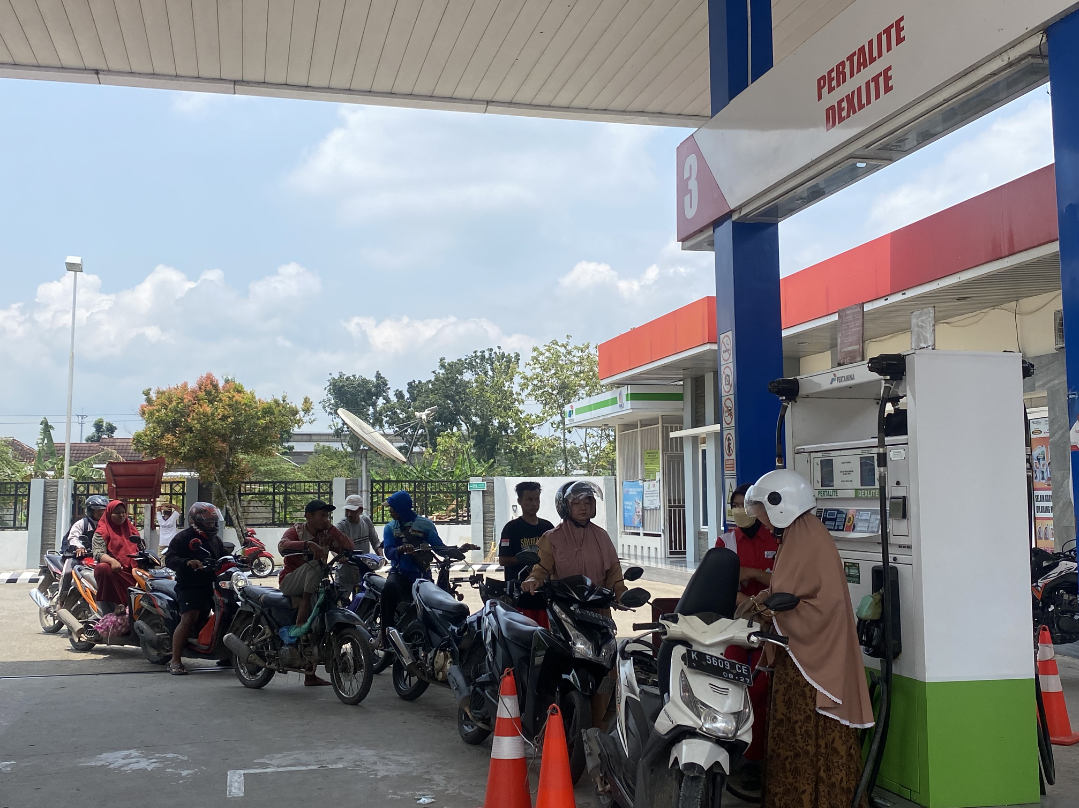 PILIH PERTALITE: Pengendara motor antre mengisi BBM jenis Pertalite di SPBU Mlangsen, Blora. (ARIF FAKHRIYAN/RadarPati.ID)