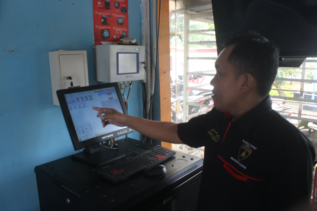 PENGAWASAN: Andi Malfinas tunjukan monitor pengecekan penjualan BBM di Jepara belum lama ini. (FIKRI THOHARUDIN/RadarPati.ID)
