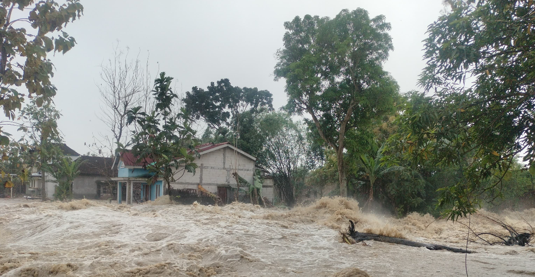 JEBOL LAGI: Tanggul Sungai di Desa Baturagung, Kecamatan Gubug jebol lagi setelah adanya luapan banjir sungai Tuntang, kemarin. (BPBD UNTUK RadarPati.ID)