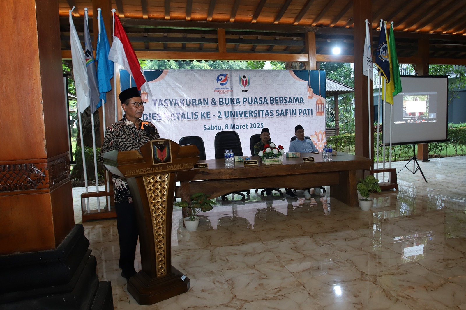 Rektor Universitas Safin Pati, DR. Drs. Murtono memberikan sambutan dalam acara tasyakuran Dies Natalies ke-2. (USP UNTUK RADAR PATI)