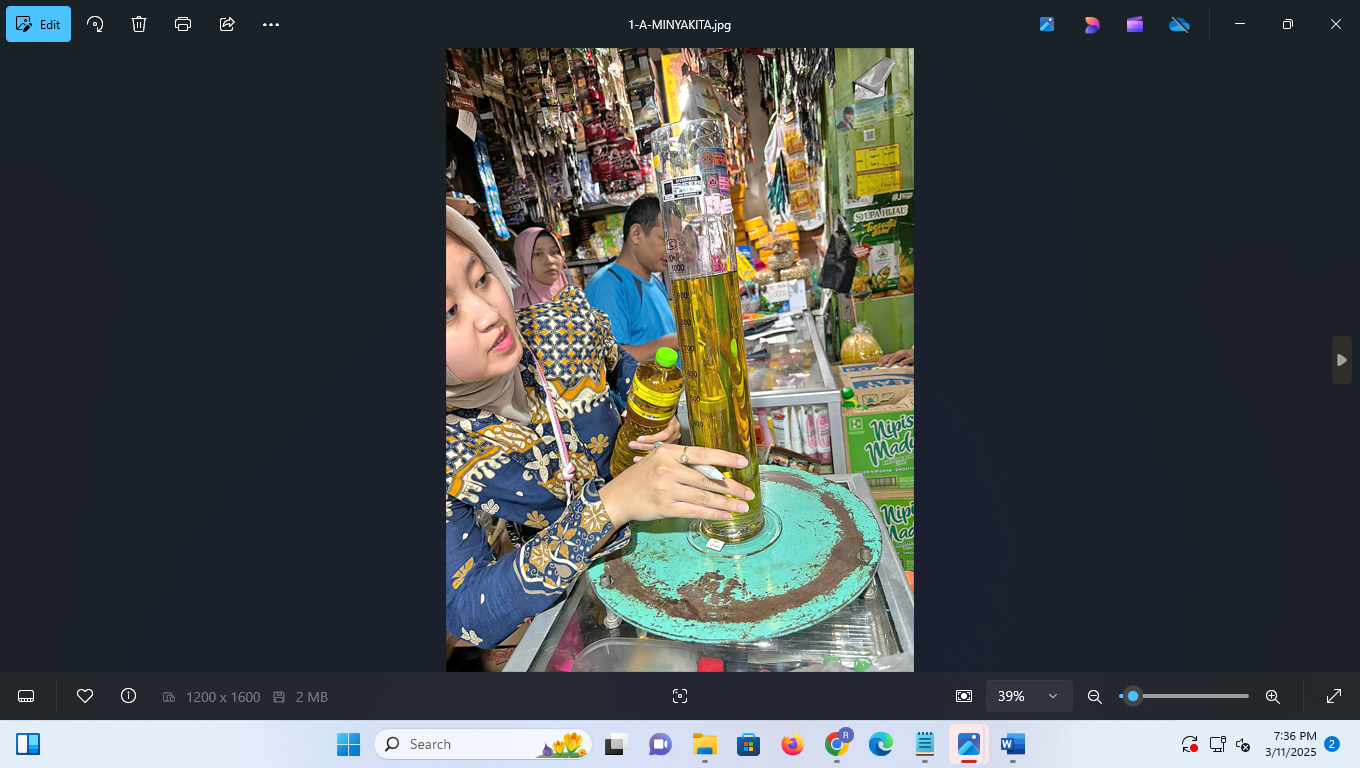 UJI VOLUME: Dinas Perdagangan dan Perindustrian Kabupaten Pati melakukan tes takaran minyak goreng merek Minyakita di Pasar Puri (11/3). (DISDAGPERIN PATI UNTUK RADAR PATI)