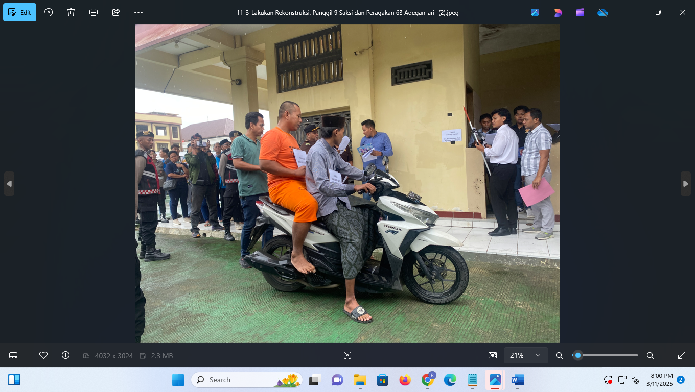 TERANCAM HUKUMAN MATI: Tersangka M. Khundori menjalani proses rekonstruksi di Mapolres Blora (11/2). (ARIF FAKHRIAN KHALIM/RADAR PATI)