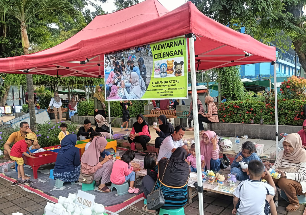 KREATIF: Sejumlah anak-anak yang menuangkan kreativitasnya dengan memberi warna pada celengan gypsum, kemarin. (ANDIKA TRISNA SAPUTRA/RadarPati.ID)
