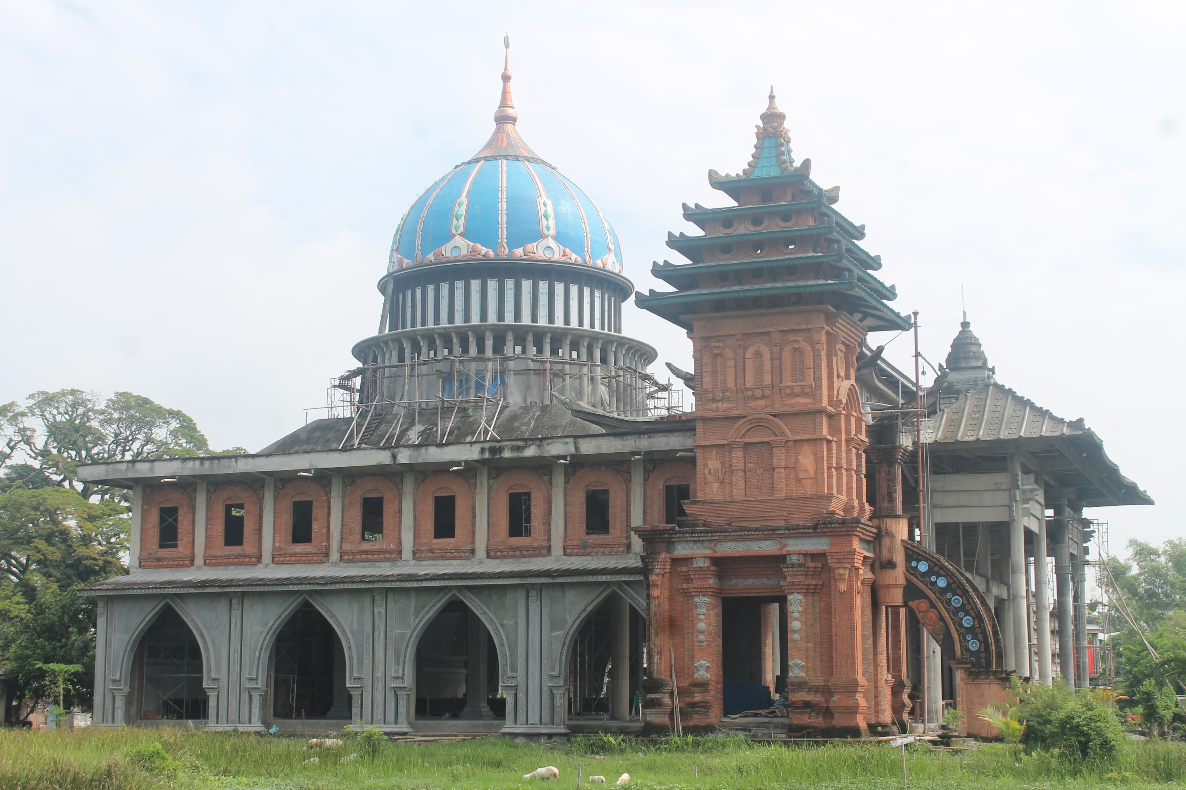 PERPADUAN: Bangunan Masjid Baiturrahman Desa Bugel, Kecamatan Godong yang mengadopsi bentuk bangunan candi, menara, vihara dan kubah gedung putih. (INTAN MAYLANI SABRINA/RADAR PATI)