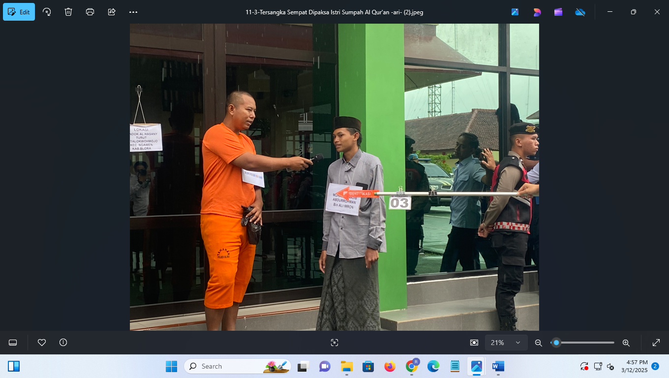 Reka ulang adegan pembunuhan terhadap bapak dan anak di Blora.