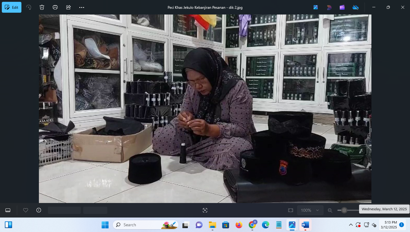 PROSES PEMBUATAN: Perajin peci menunjukkan proses pembuatan peci, belum lama ini. (ANDIKA TRISNA SAPUTRA/RADAR PATI)
