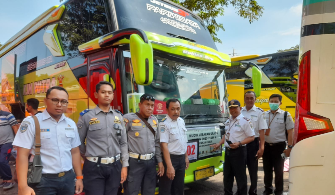 SIAP MUDIK: Sejumlah bus yang disiapkan oleh Pemkab Kudus dalam program mudik gratis untuk para perantau, baru-baru ini. (DISHUB KUDUS UNTUK RADARPATI.ID)