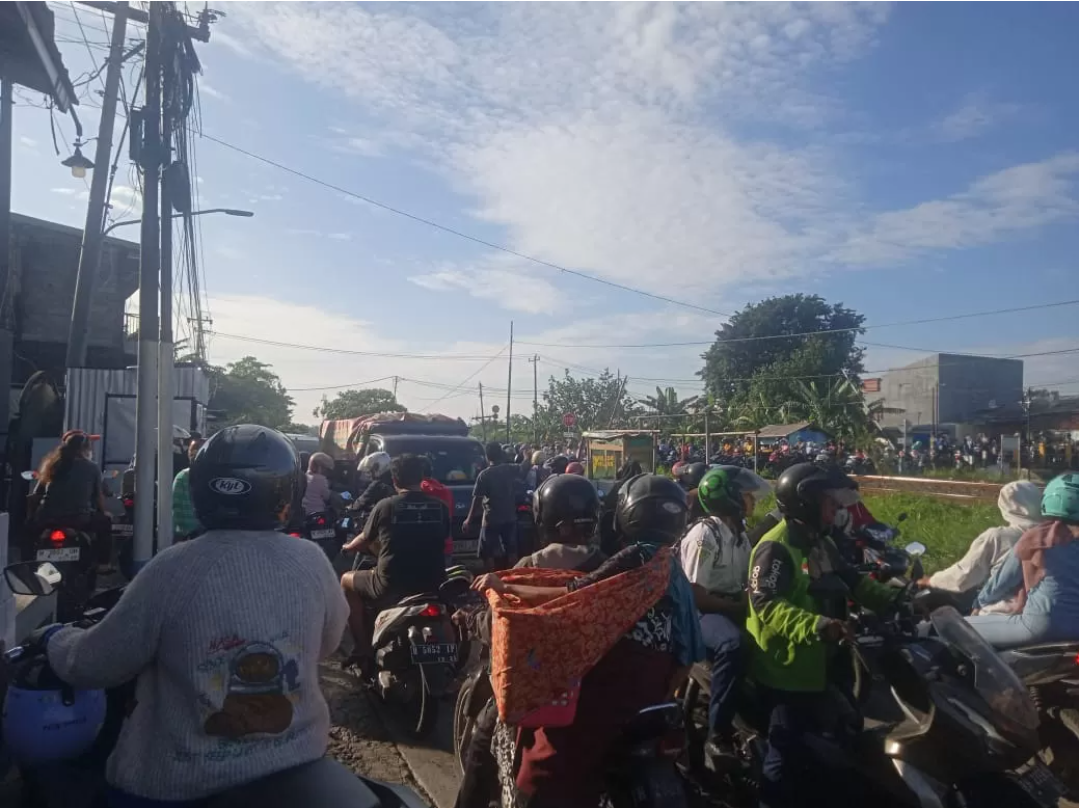 Beginilah kondisi jembatan sukarela di setiap pagi harinya, Selasa (11/03) (Deka Yusuf Afandi/RadarPati.ID)