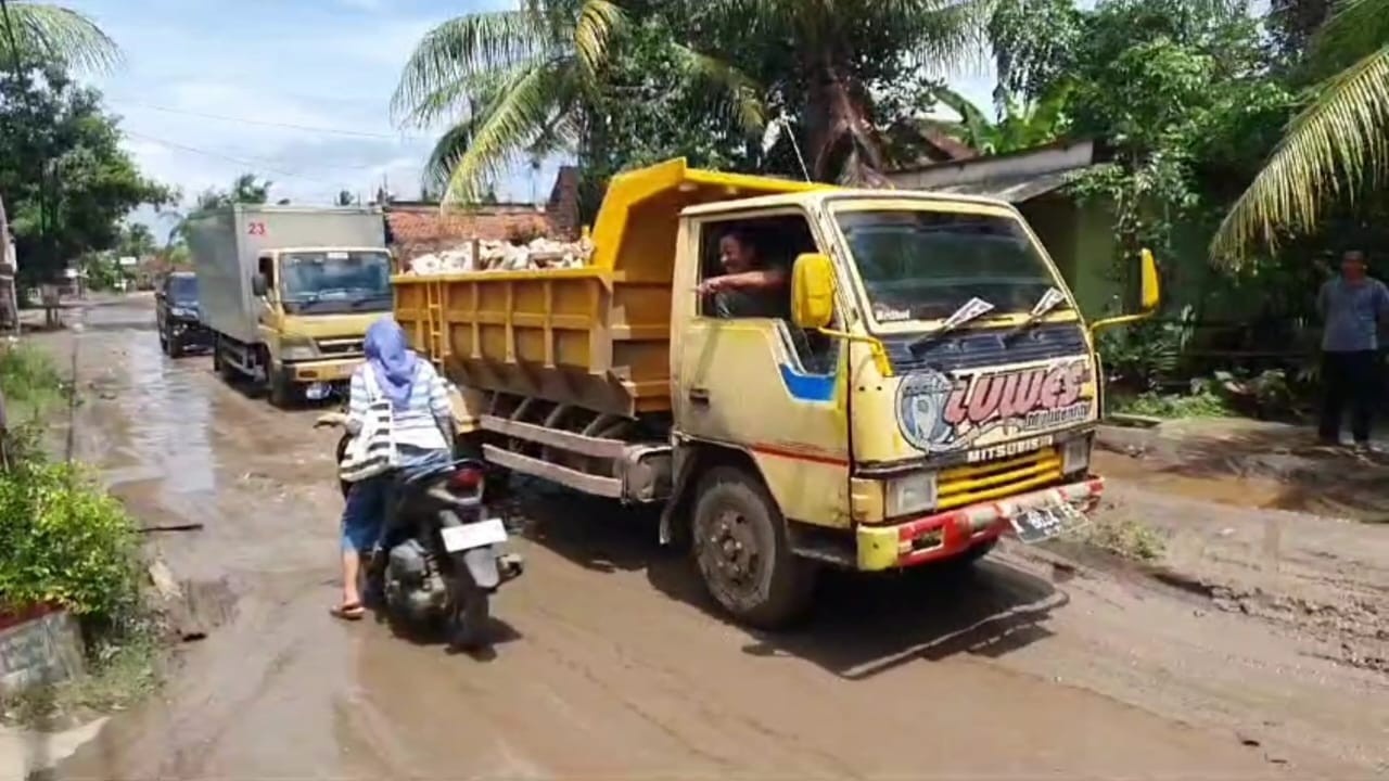 BECEK: Truk dump melintasi jalan rusak Tayu-Dukuhseti belum lama ini. Jalan itu tahun ini akan dibangun. (ANDRE FAIDHIL FALAH/RADAR KUDUS )