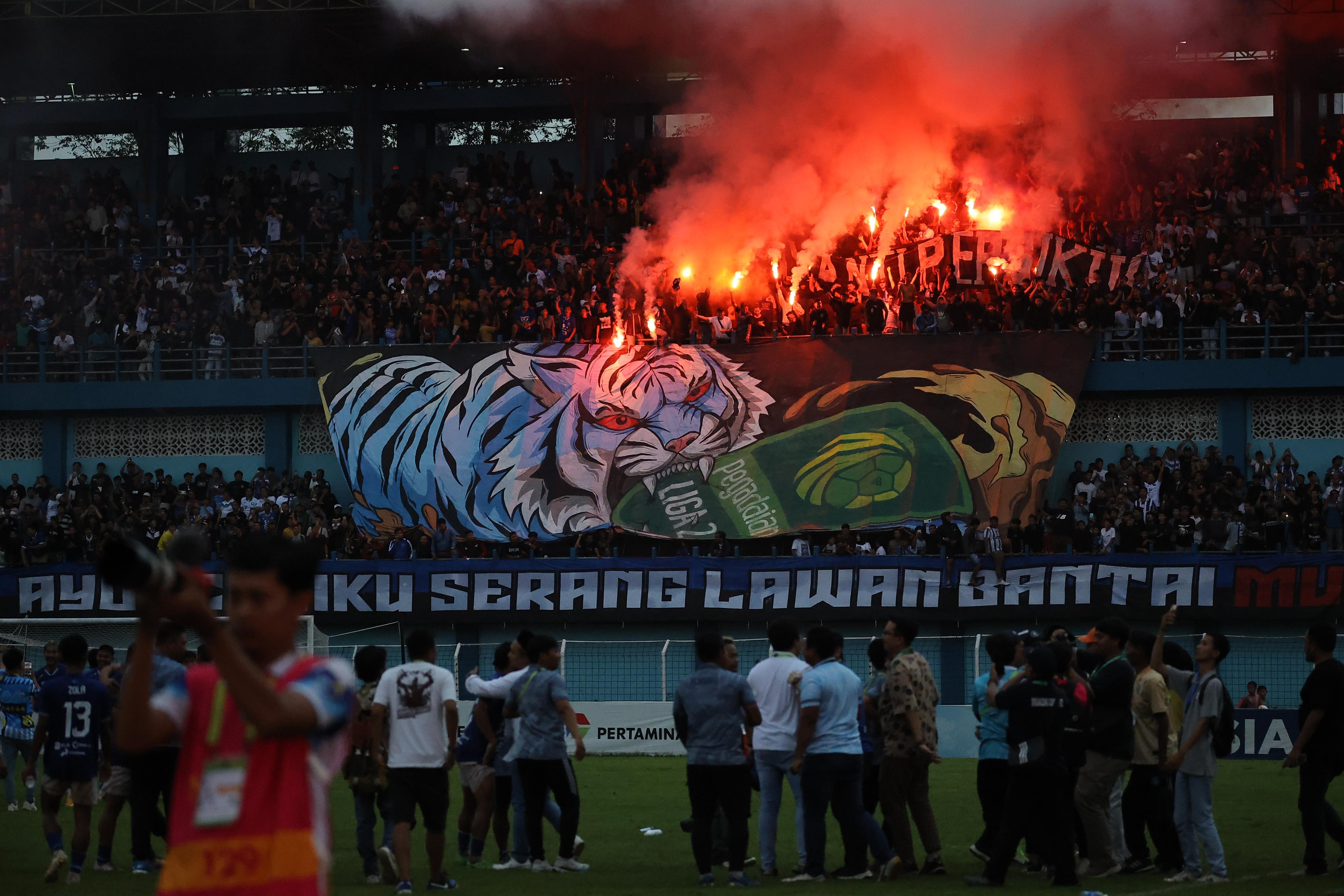 KENA DENDA: Suporter menyalakan flare usai pertandingan Persiku VS Persekat beberapa waktu lalu.&nbsp;&nbsp;(ANAM UNTUK RADAR PATI)