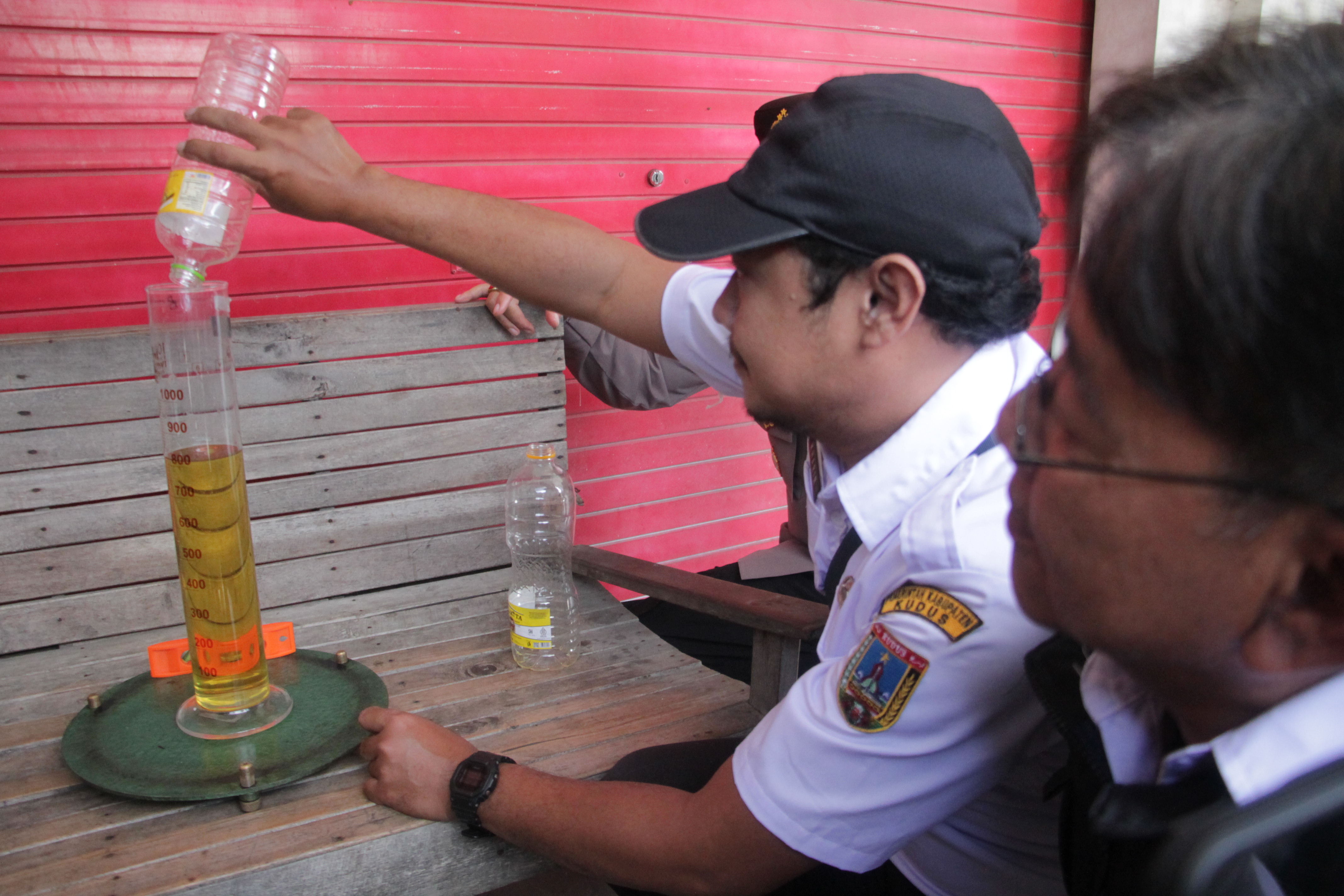 ISI BEDA: Dua Minyakita dari satu produksi memiliki volume takaran berbeda. (DONNY SETIYAWAN/RADAR PATI)