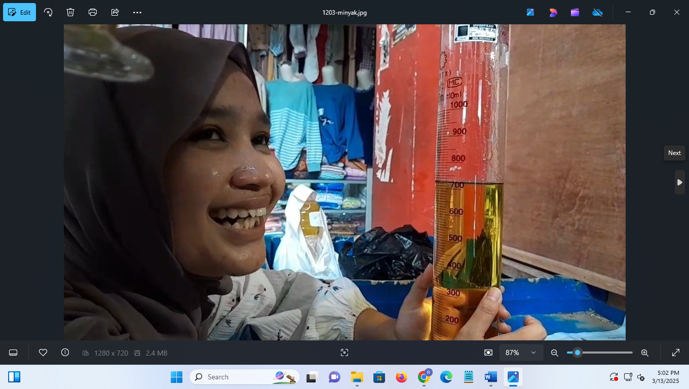 Pedagang minyak goreng di Pati mengukur Minyakita yang hanya 700-an mililiter (ml).