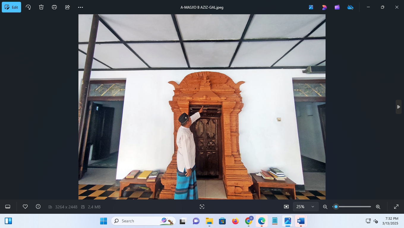 BERKHASIAT: Sumur Panguripan yang berada di Masjid Baitul Aziz. (GALIH ERLAMBANG W/ RADAR PATI)