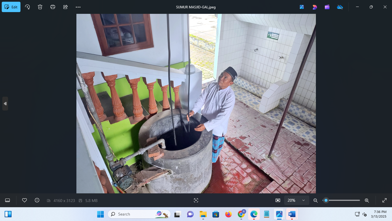 BERKHASIAT: Sumur Panguripan yang berada di Masjid Baitul Aziz. (GALIH ERLAMBANG W/ RADAR PATI)
