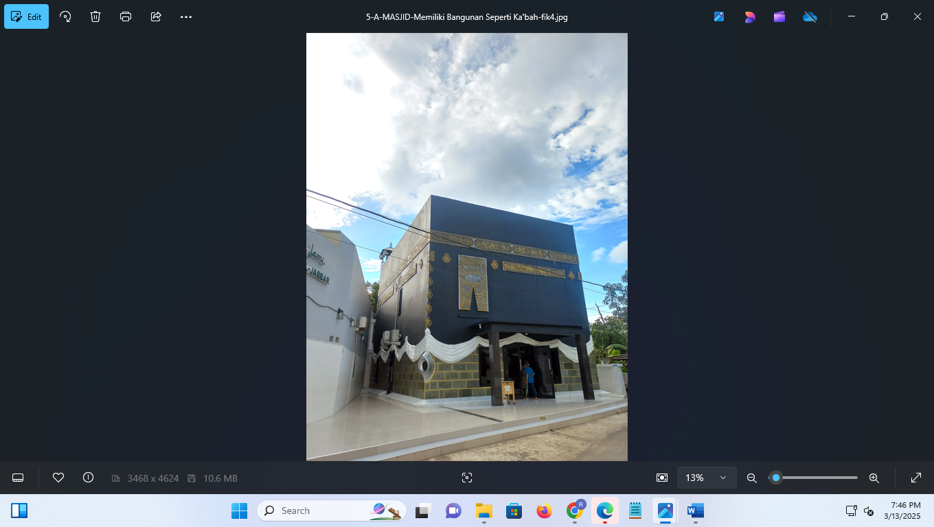 BEDA DARI YANG LAIN: Masjid Baitul Atiq Al Jabbaar di Desa Mulyoharjo, Jepara Kota, Jepara, yang dibangun berbentuk Kakbah. (FOTO-FOTO: FIKRI THOHARUDIN/RADAR PATI)