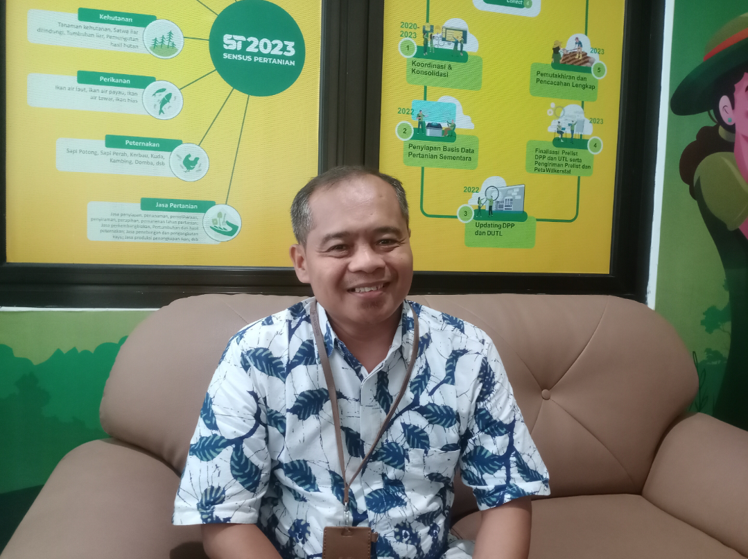 FOTO: Statistisi Madya BPS Kudus, Agung Kusuma, saat menjelaskan terkait desa cantik di Kudus, belum lama ini. (ANDIKA TRISNA SAPUTRA/RADARPATI.ID)