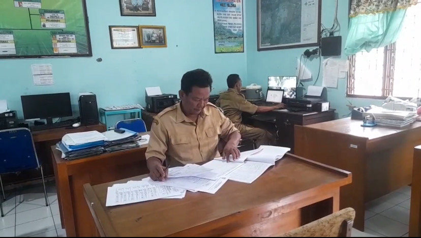 BEKERJA: Sodikun dan Sarobi, dua honorer di Kelurahan Tambahrejo terancam pensiun dengan penundaan pelantikan PPPK (ARIF FAKHRIAN KHALIM/RADARPATI.ID)