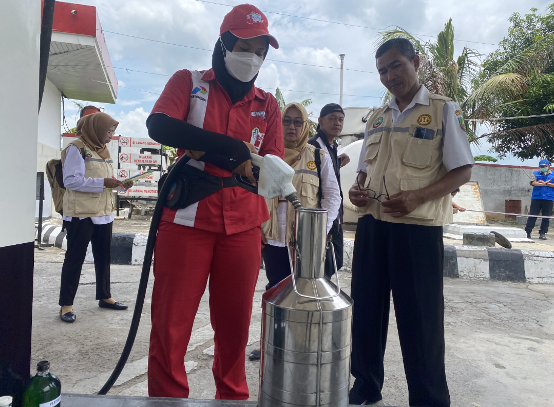 SIDAK SPBU - Suasana pengujian takaran BBM di SPBU Jepon, Blora. memastikan tidak ada kecurangan dalam pengisian BBM menjelang momen mudik lebaran. (ARIF FAKHRIAN KHALIMl/RADARPATI.ID)