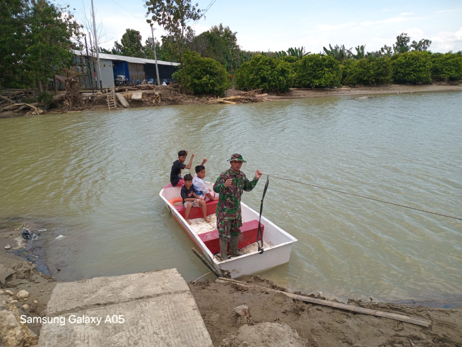 TERISOLASI: Warga Dusun Mintreng Desa Baturagung Kecamatan Gubug saat memanfaatkan perahu untuk menyebrang. (INTAN MAYLANI SABRINA/RADARPATI.ID)