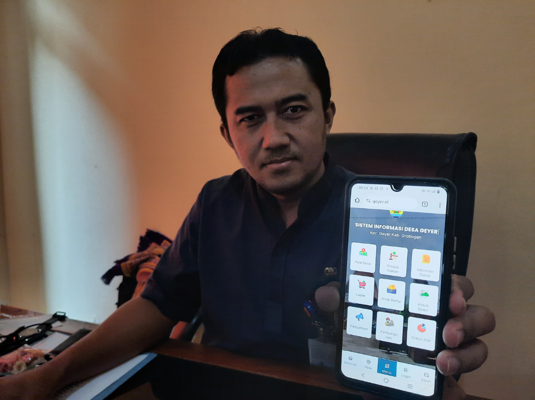 MENUNJUKKAN: Kabid Pemberdayaan Masyarakat (Dispermades) Grobogan saat menunjukkan salah satu web desa. (INTAN MAYLANI SABRINA/RADARPATI.ID)